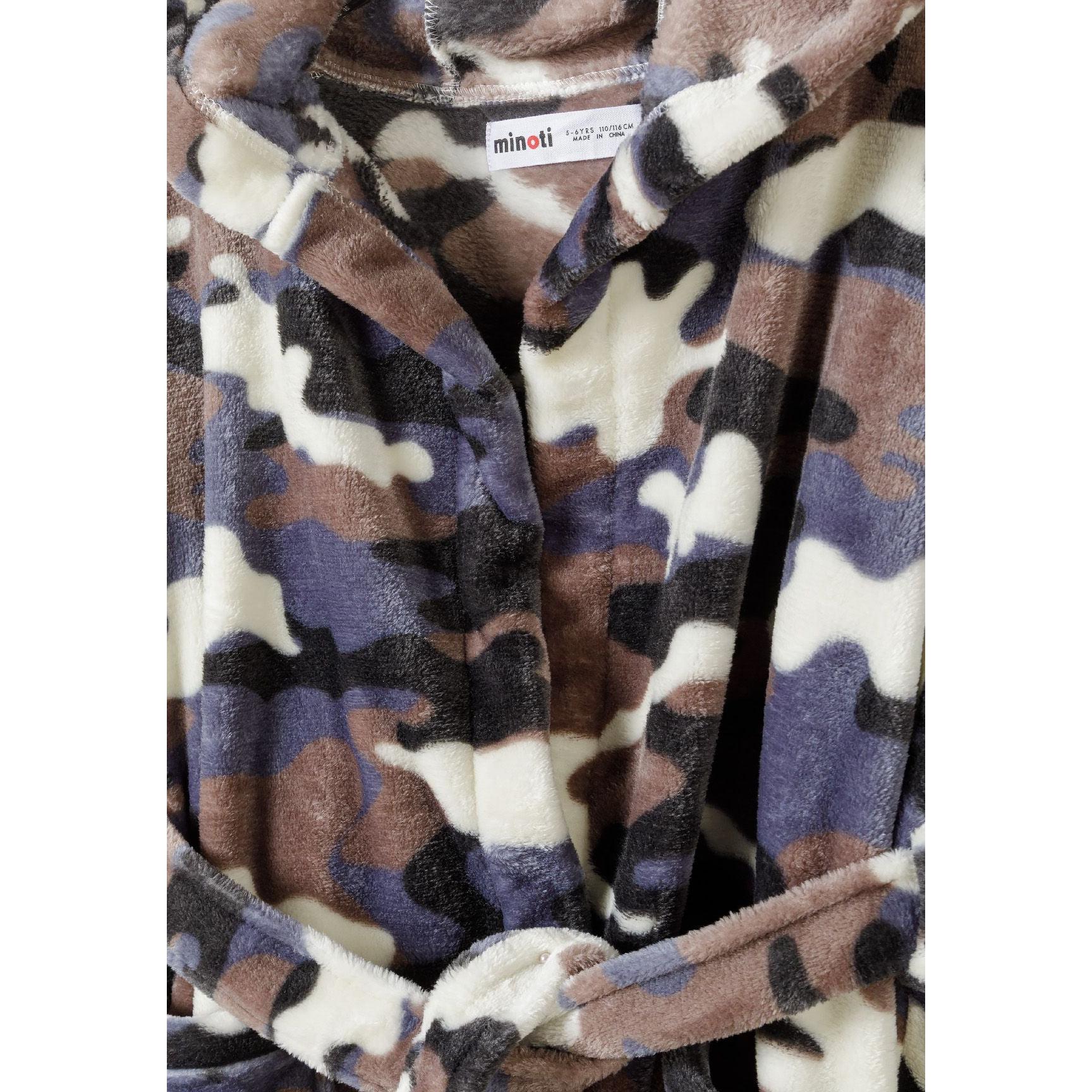 Close-up detail of Minoti label and camouflage fleece fabric texture showing collar area