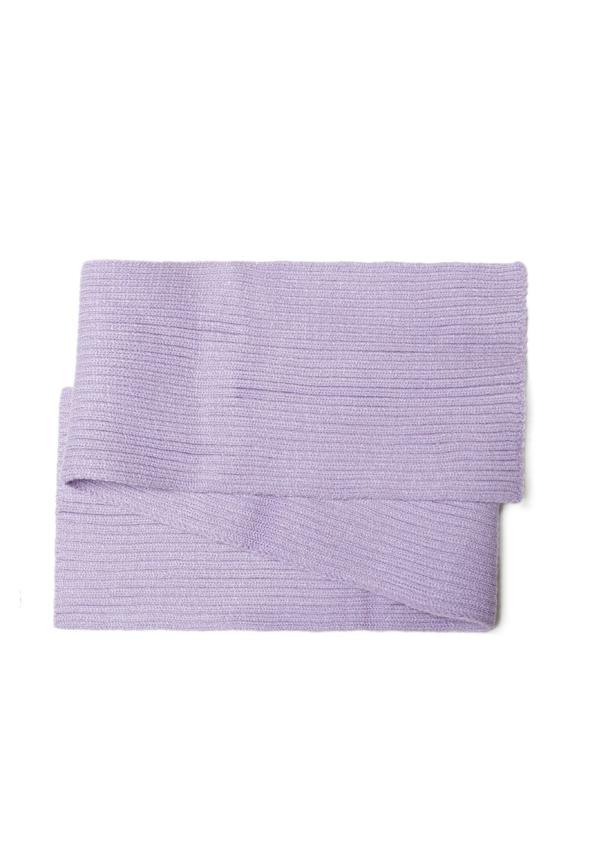 Detail of a lilac ribbed scarf for girls, designed for cold weather.