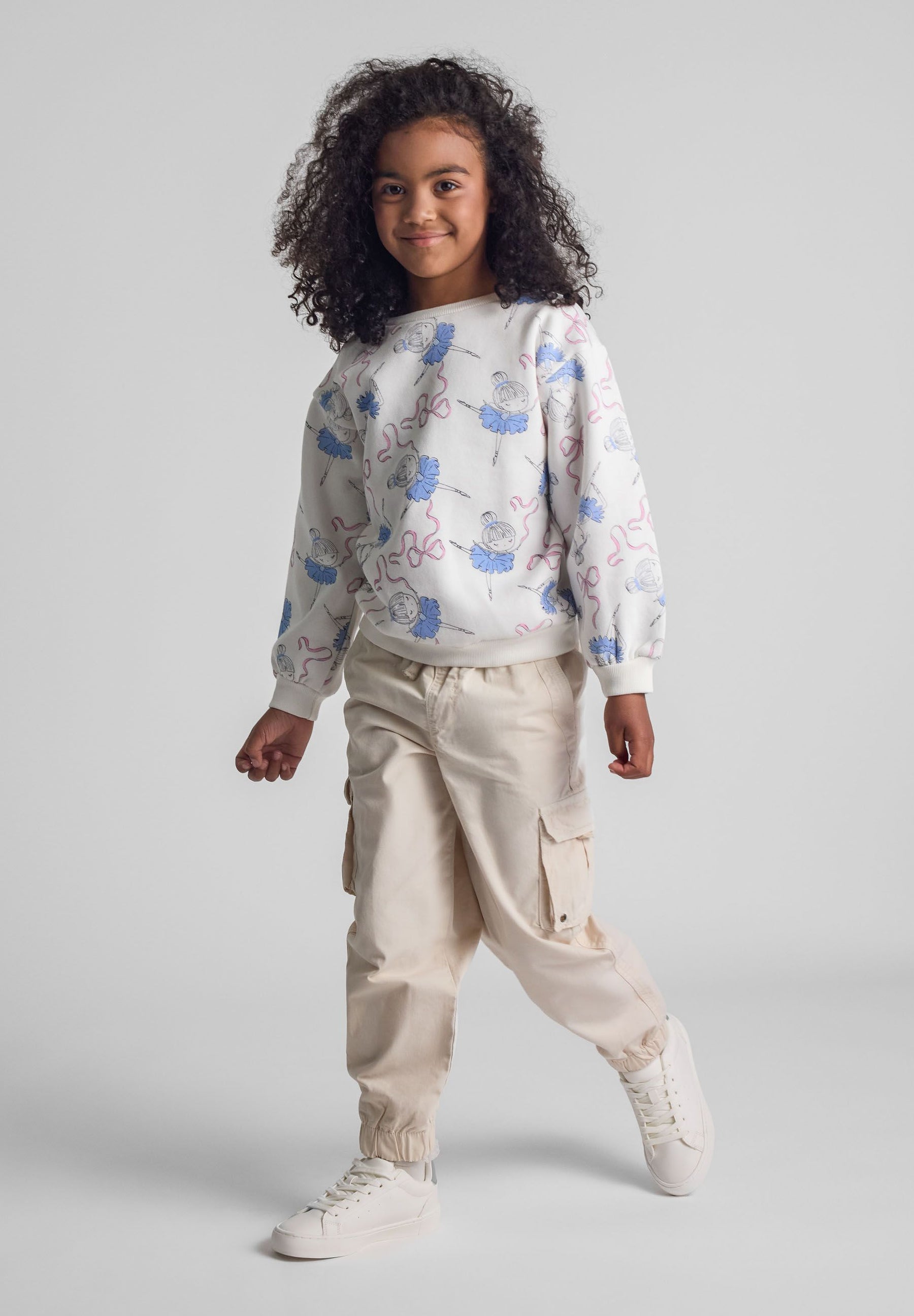 Girls cargo pants in light grey, featuring elasticated waist and side pockets.