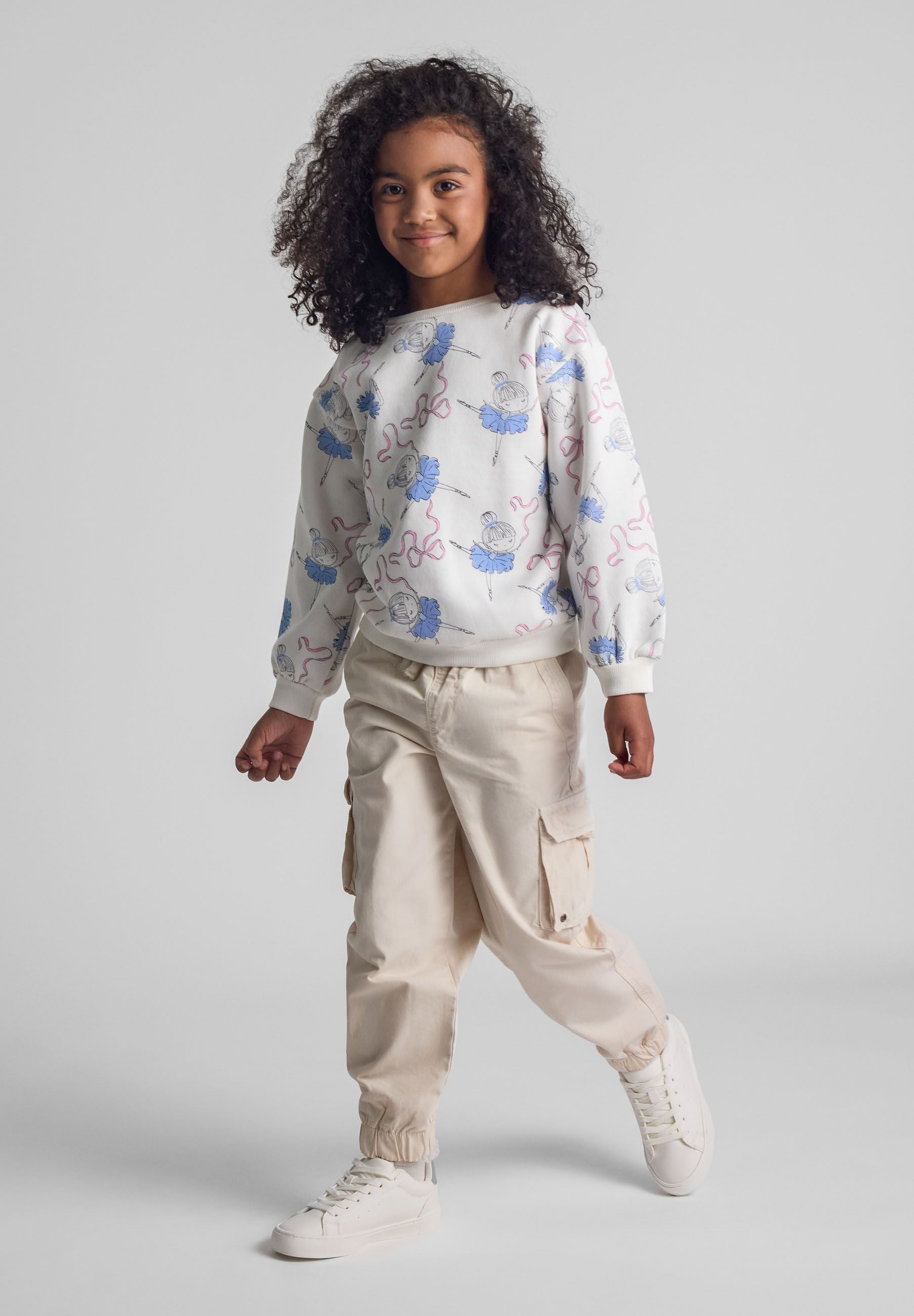 Girls cargo pants in light grey, featuring elasticated waist and side pockets.