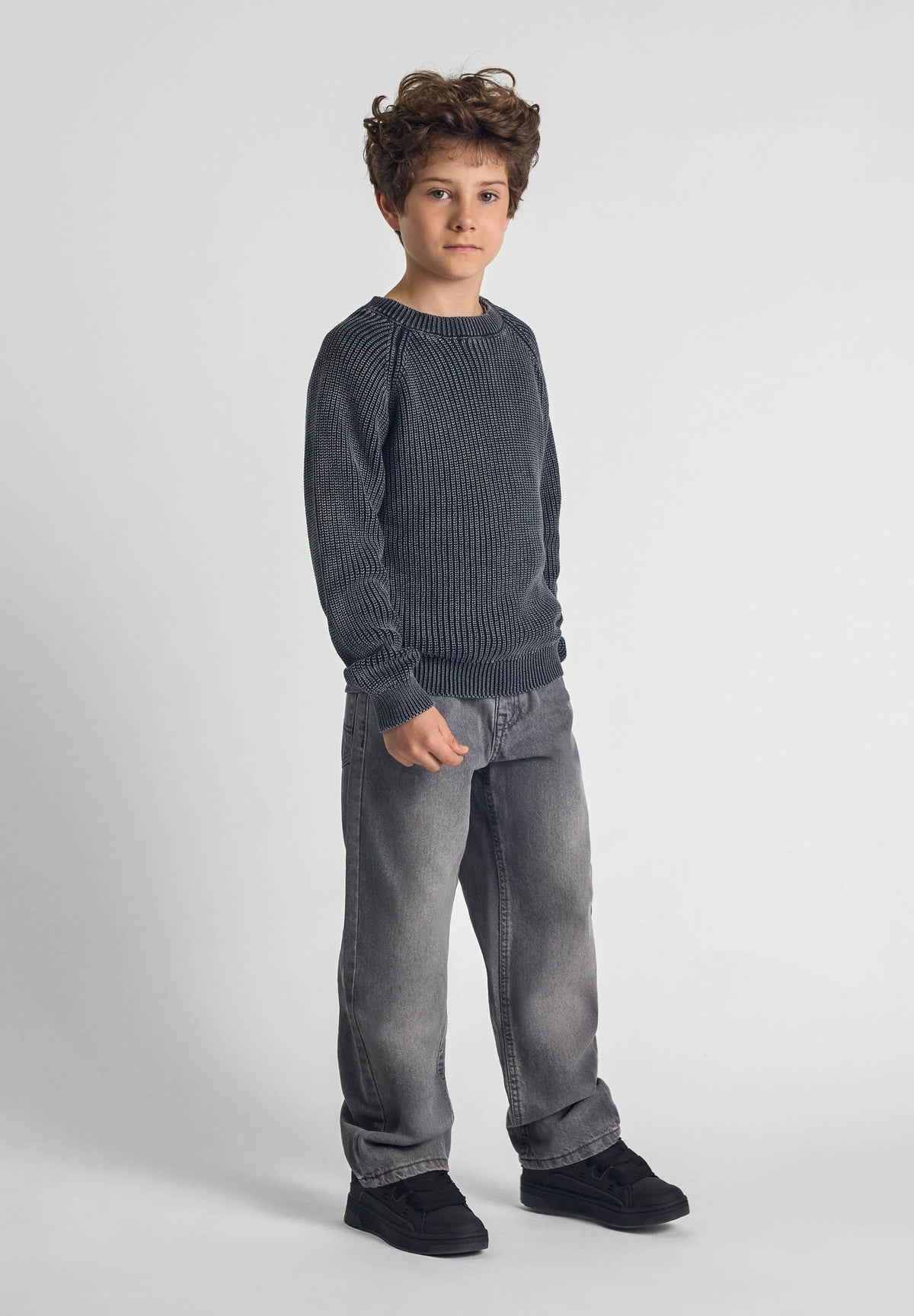 Grey wide-leg jeans, model front.