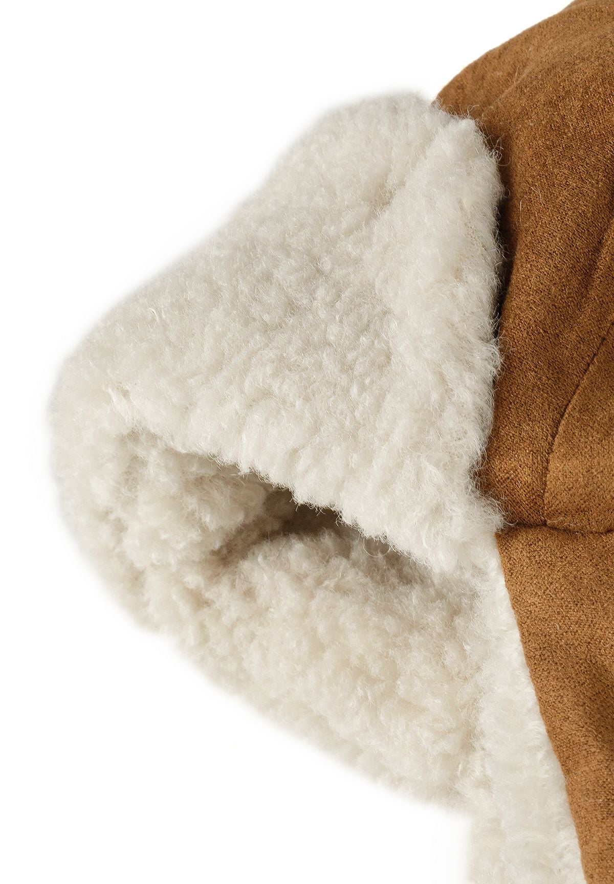 Set met een beige trappermuts en wanten voor baby's, detail van de fleecevoering.
