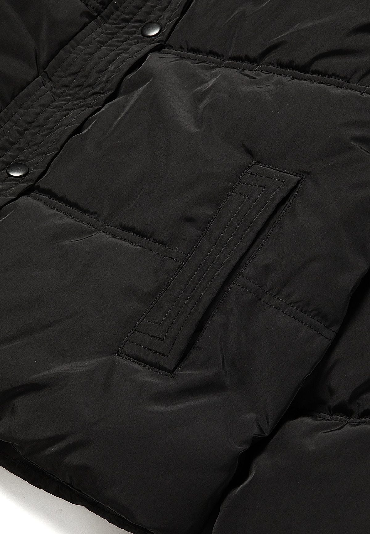 Schwarze Daunenjacke mit Kapuze für Mädchen, Nahaufnahme der Seitentasche.