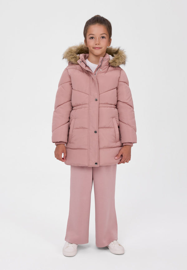 Abrigo acolchado rosa para niña con ribete de capucha desmontable, vista frontal de la modelo.
