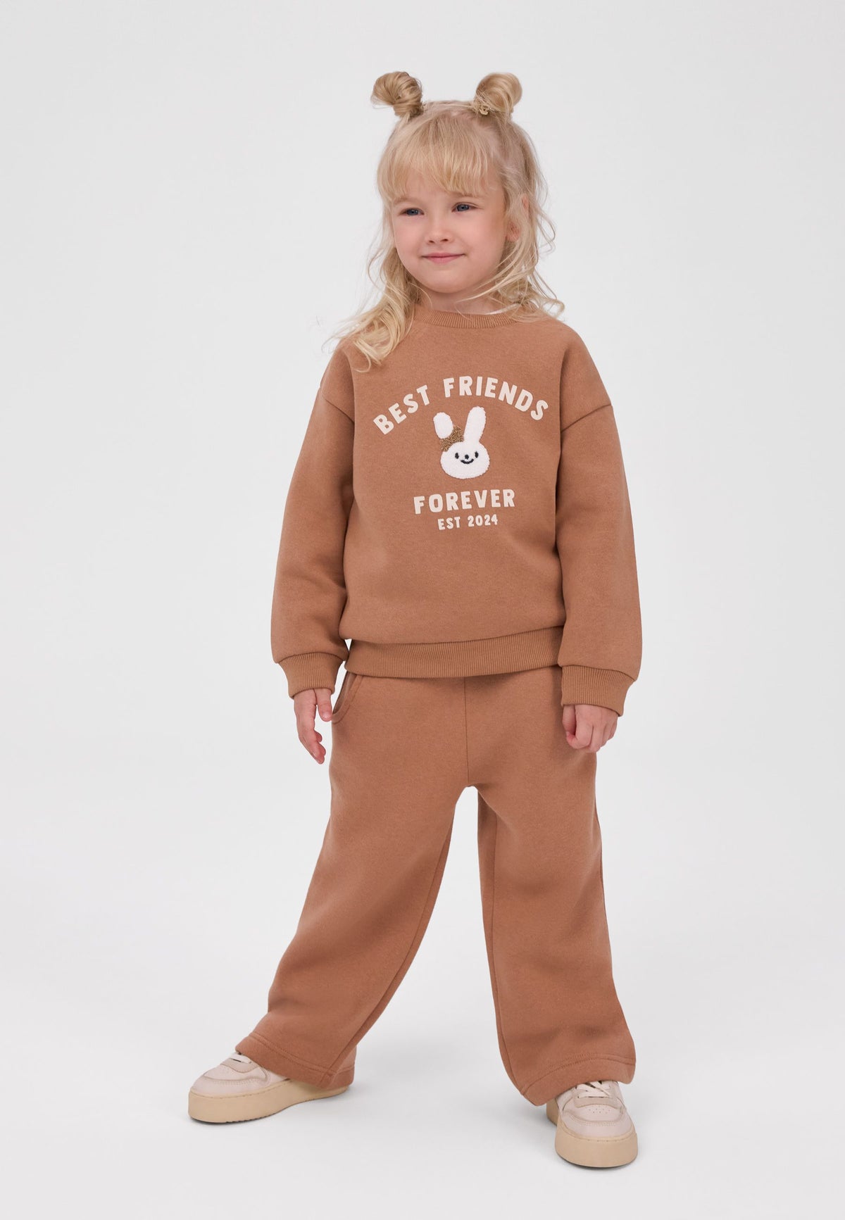 Set composto da felpa e pantaloni con coniglietto color cuoio per bambina, modella vista di fronte.