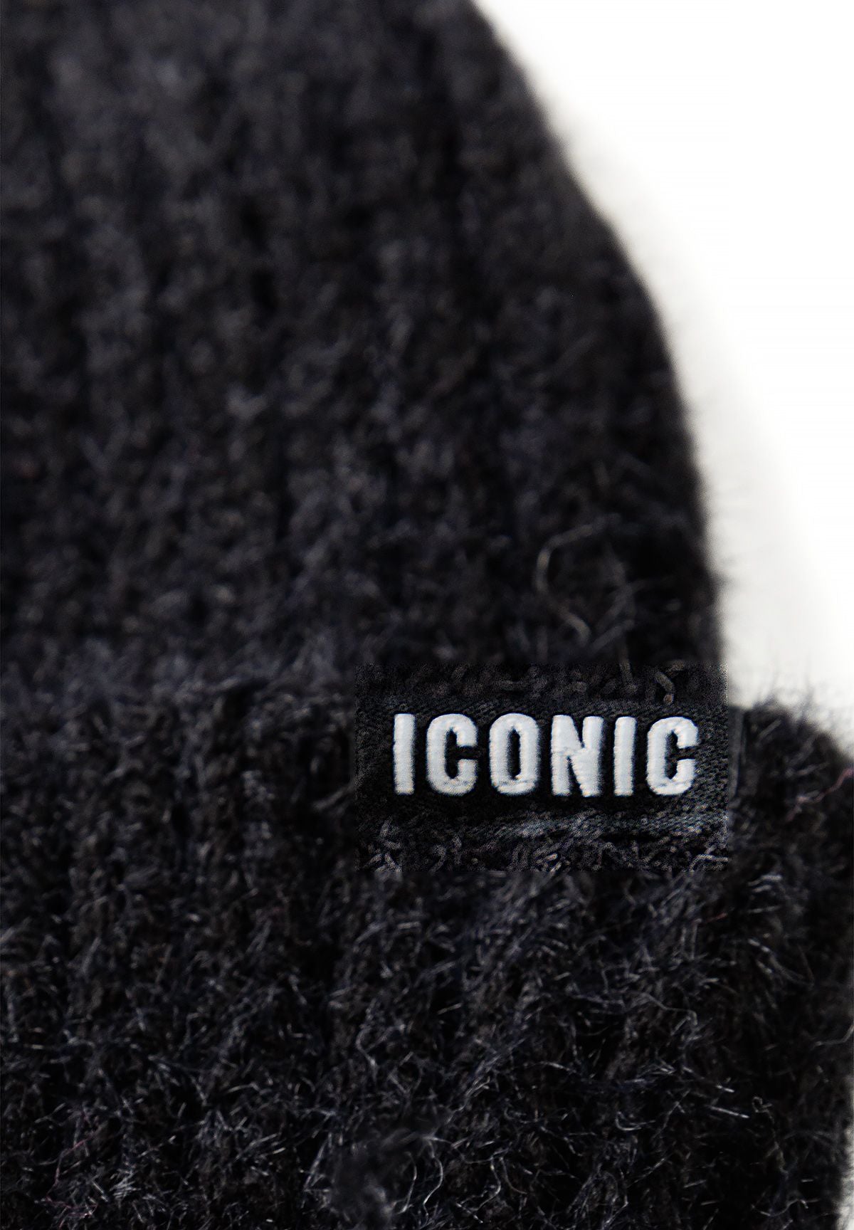 Rosa und schwarze gerippte Mützen für Mädchen mit einem „Iconic“-Emblem (2er-Pack), Nahaufnahme des „Iconic“-Emblems auf der schwarzen Mütze.