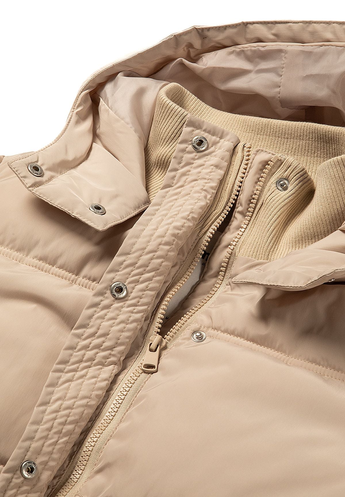 Women's short puffer jacket in beige with hood, close-up of the ribbed collar and popper placket