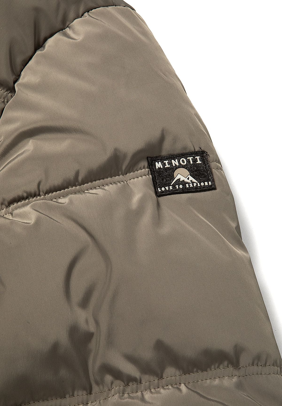 Women's short puffer jacket in khaki with hood, close-up of the Minoti badge on the sleeve