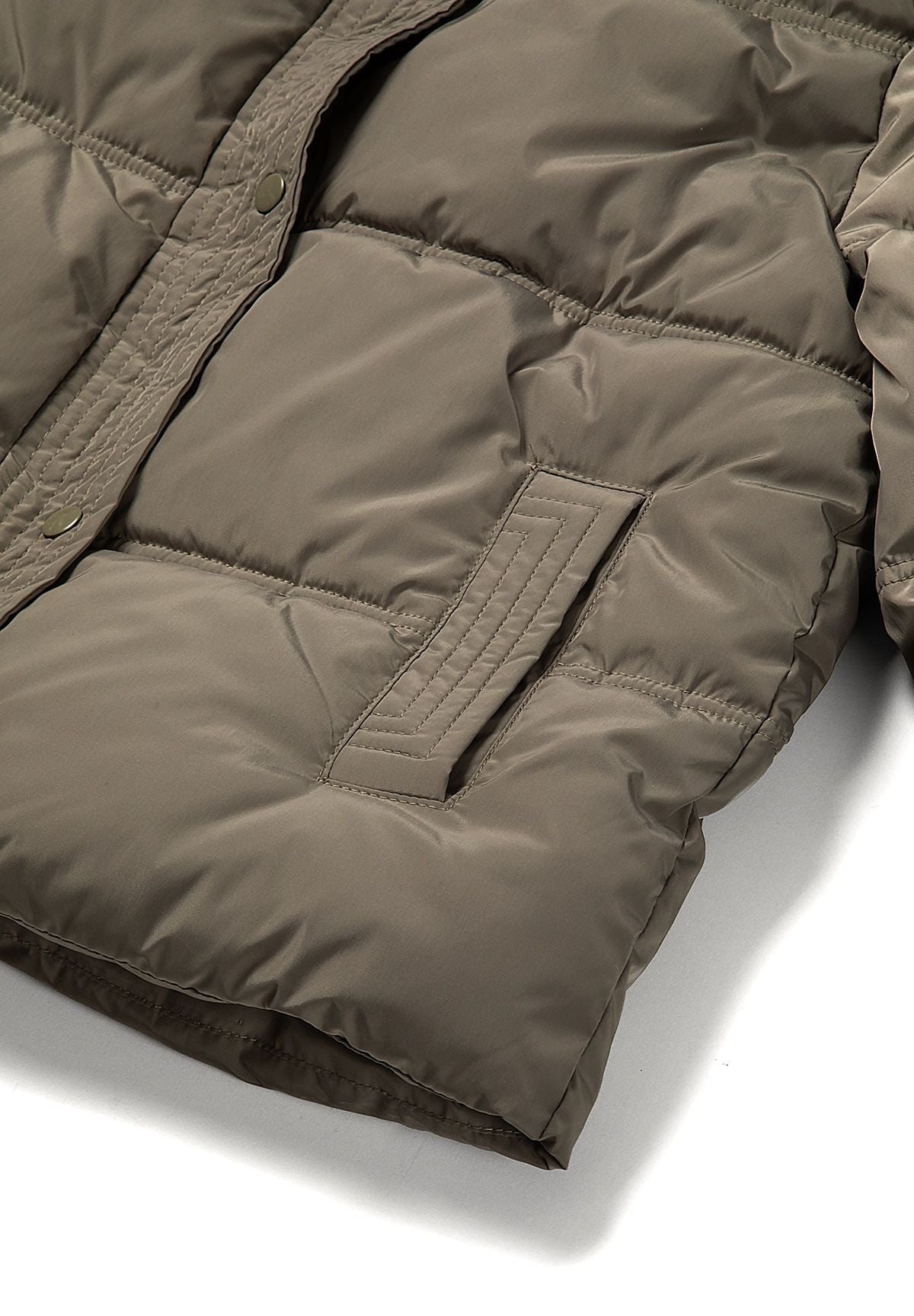 Women's short puffer jacket in khaki with hood, close-up of the front pocket