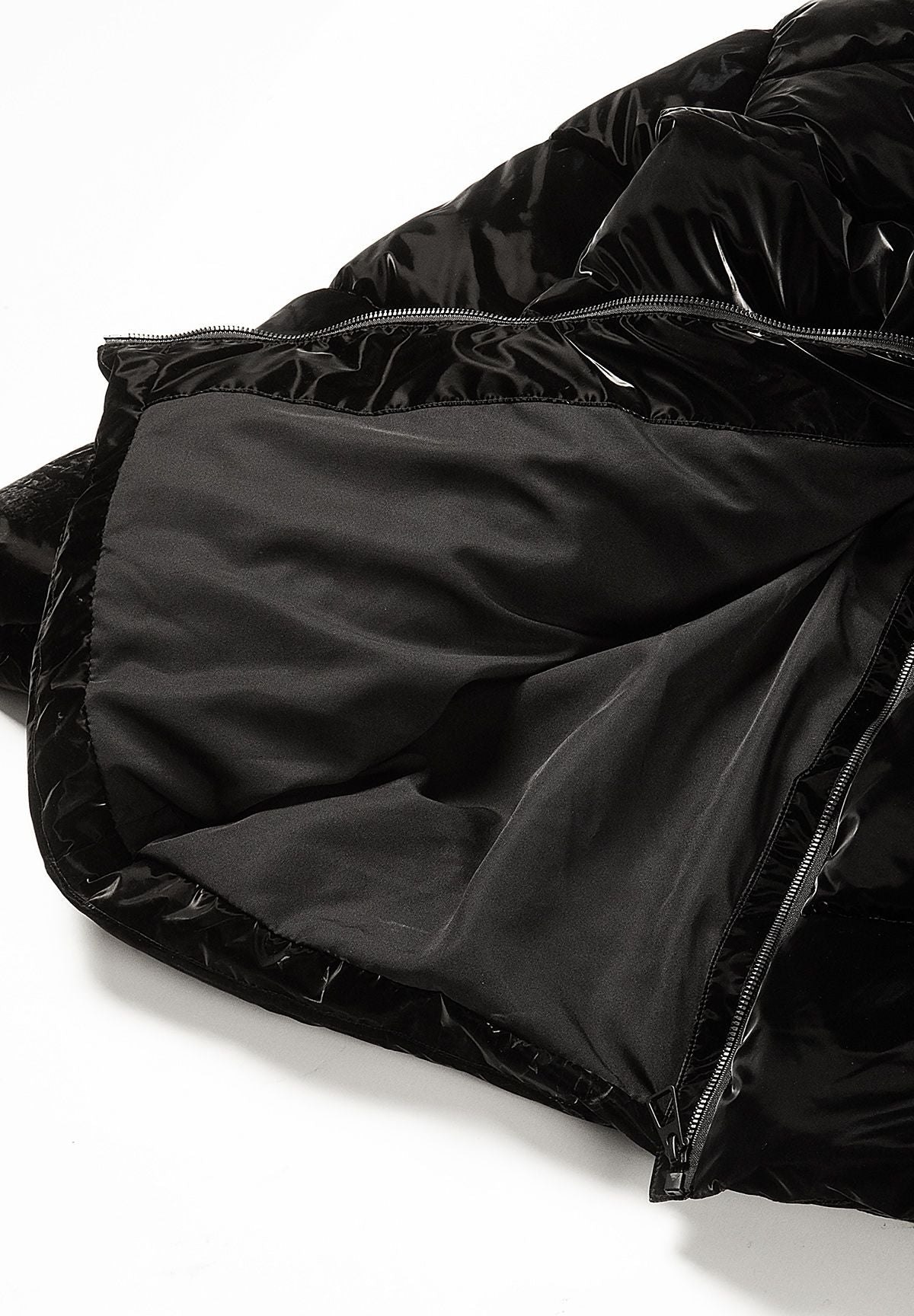 Cappotto imbottito da donna nero a linea lunga con cappuccio, vista interna della fodera.