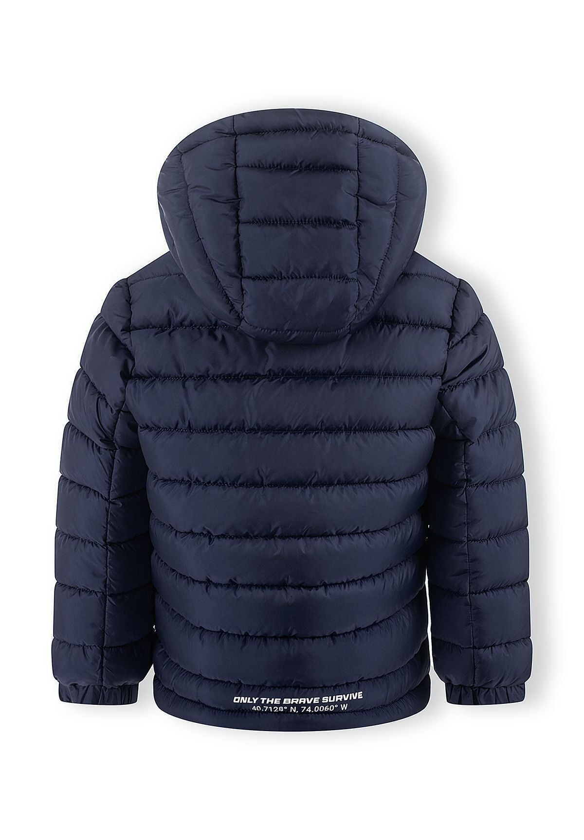 Donkerblauwe pufferjas met capuchon voor jongens, met logo-opdruk op de rug.