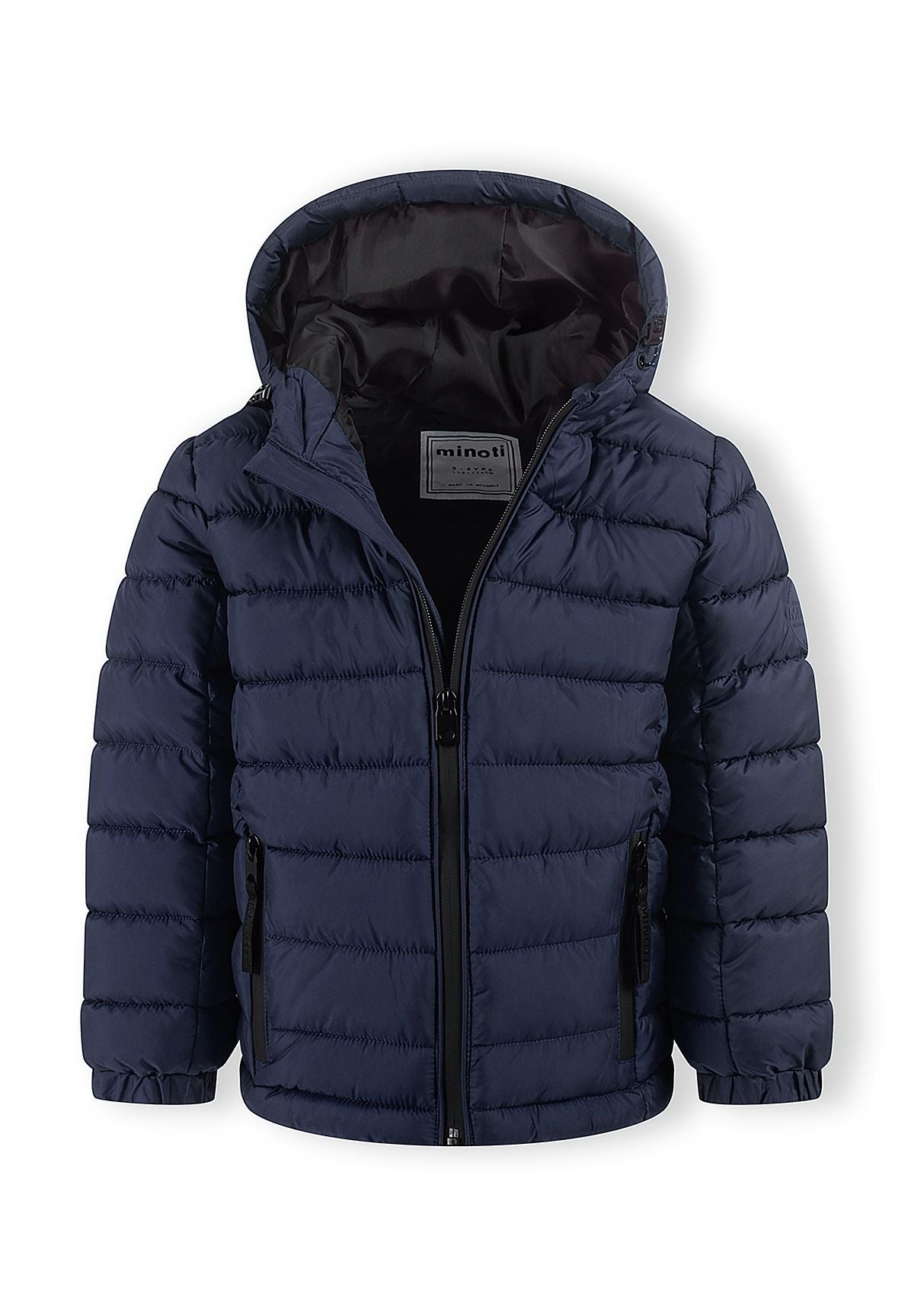 Donkerblauwe pufferjas met capuchon voor jongens, met een logo-opdruk op de rug en de capuchonvoering aan de voorkant.