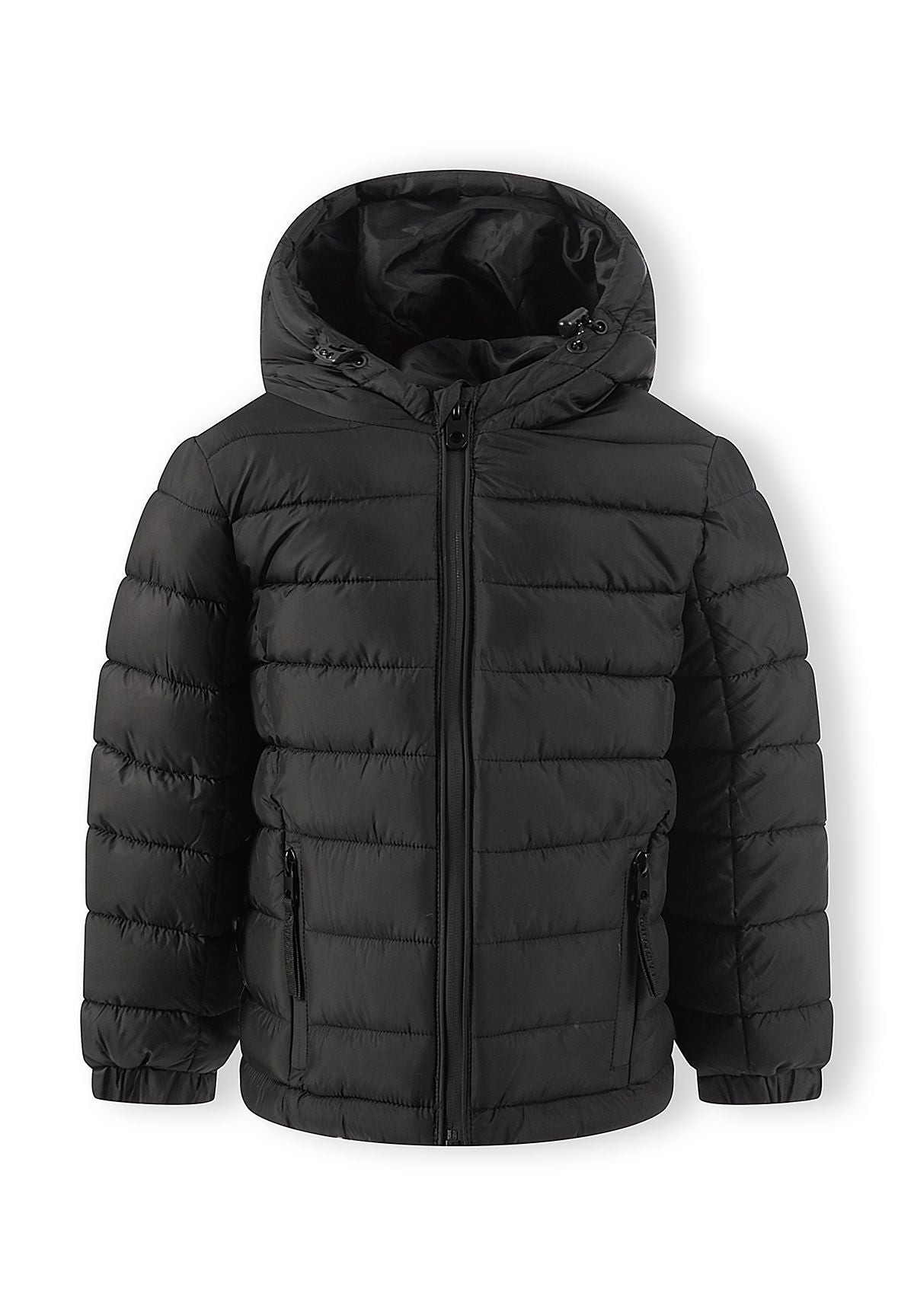 Zwart pufferjack met capuchon voor jongens, met logo-opdruk op de rug en aan de voorkant.