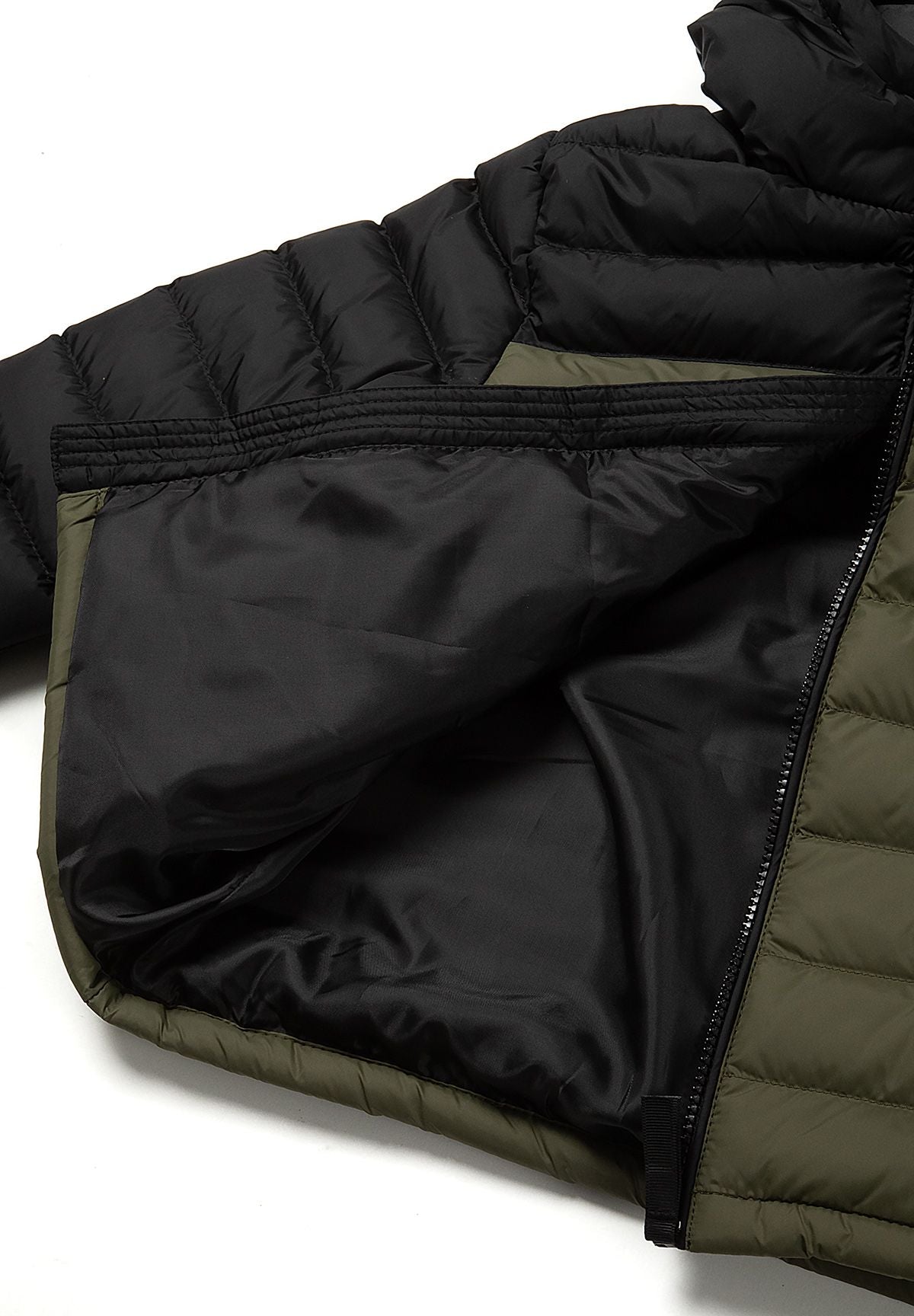 Zwart en kaki pufferjack met kleurblokken voor jongens, binnenkant van de voering.
