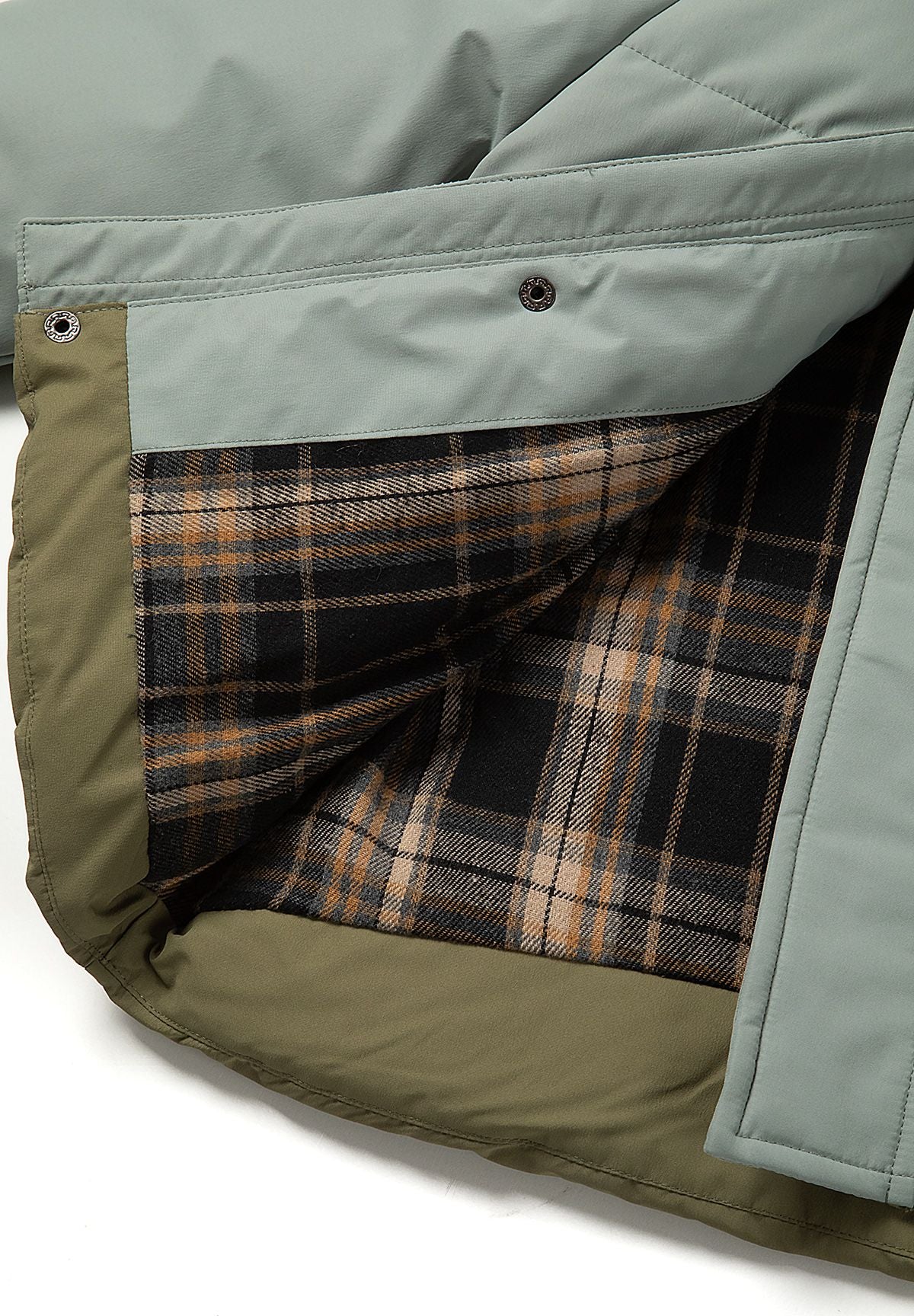 Gepolsterter Parka für Jungen in den Farben Salbei und Khaki im Color-Blocking-Design, Innenansicht des karierten Futters.