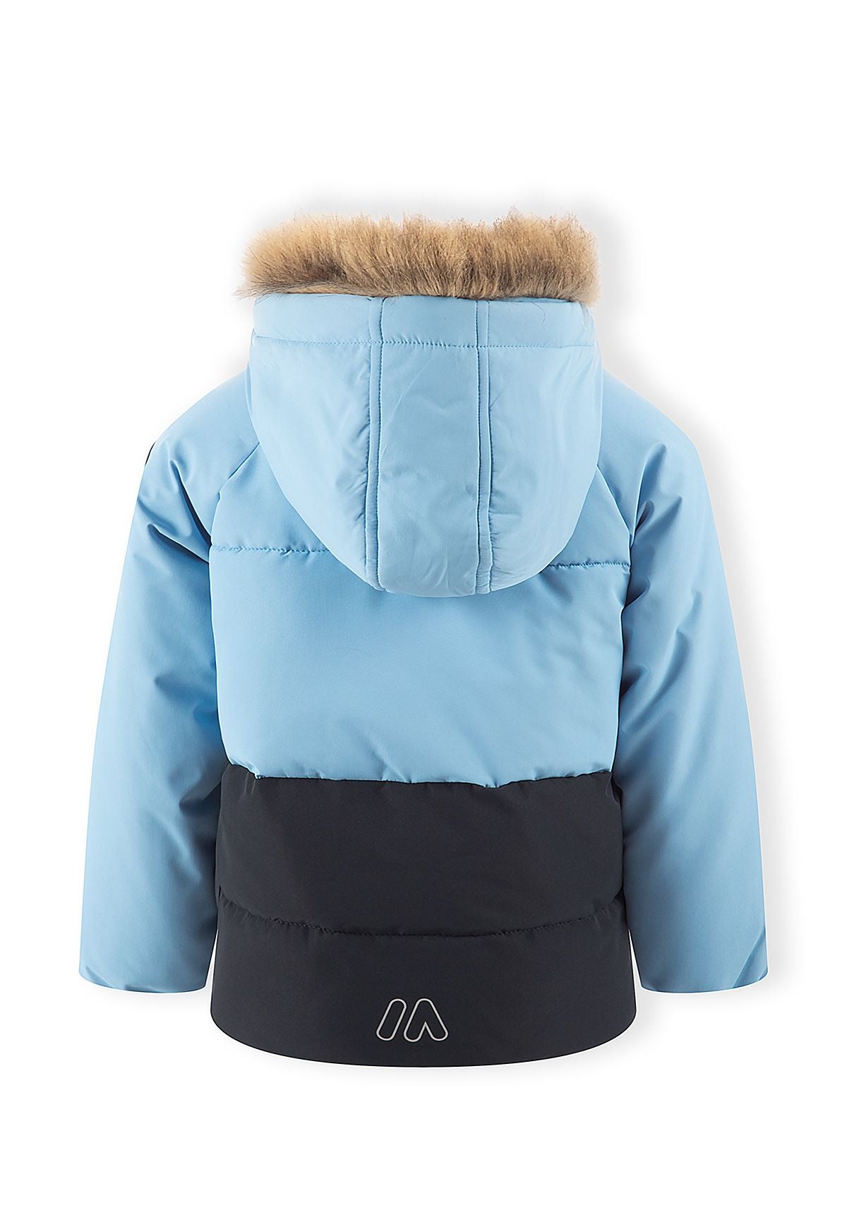 Lichtblauwe en marineblauwe gewatteerde parka met kleurblokken voor jongens, achterkant.