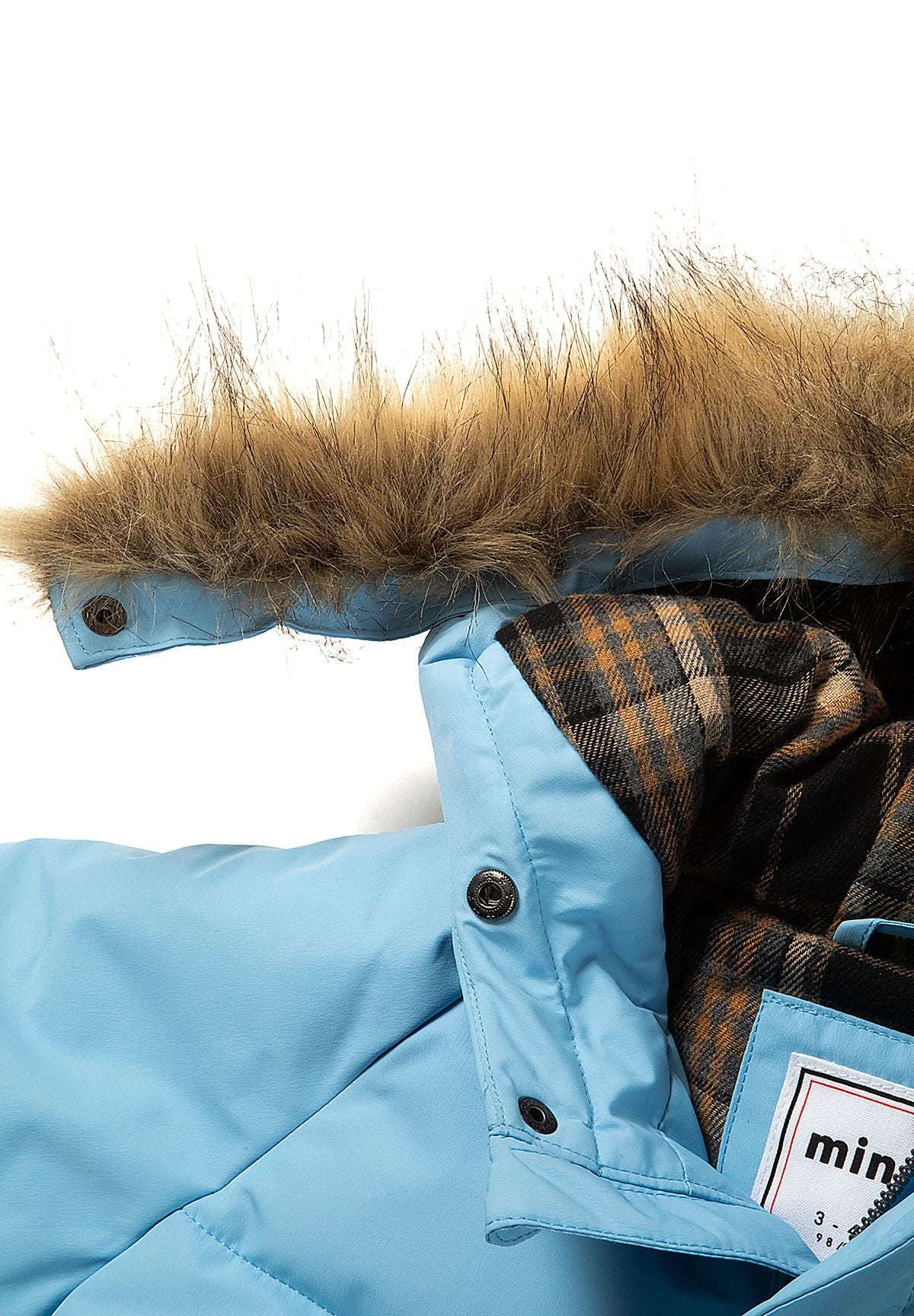 Lichtblauwe en marineblauwe gewatteerde parka met kleurblokken voor jongens, detail van de rand van de capuchon en de geruite voering.