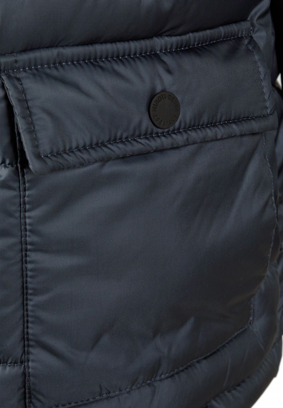 Marineblauer, wattierter Parka für Jungen mit Kunstfellkapuze, Nahaufnahme der unteren Pattentasche.