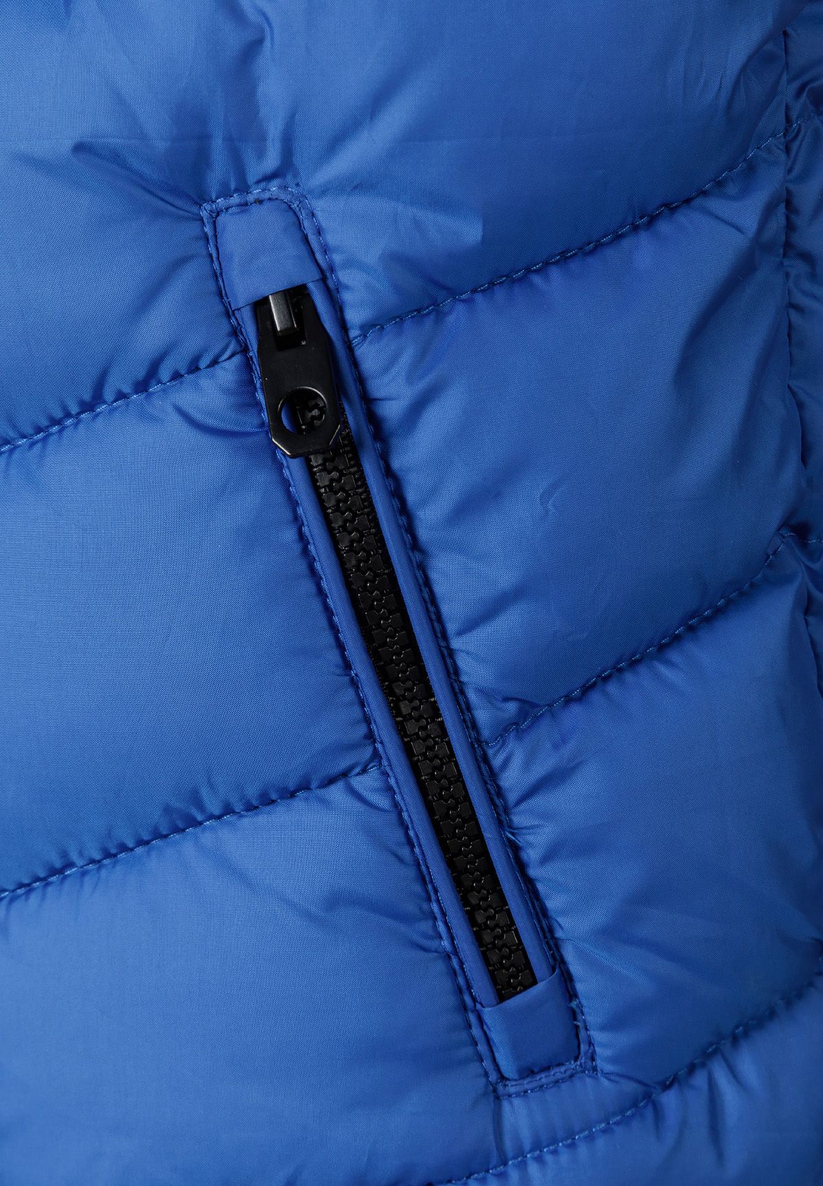 Blauw gewatteerd vest met capuchon voor jongens, detail van het zakje met rits.