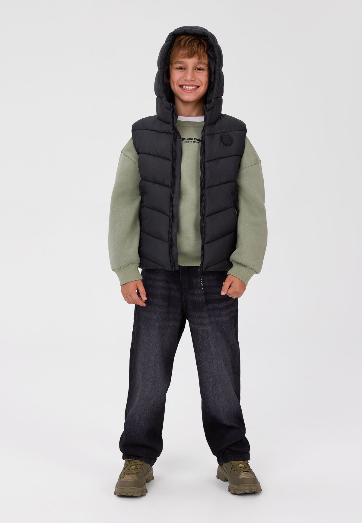 Chaleco acolchado con capucha para niño, color negro, vista frontal del modelo.