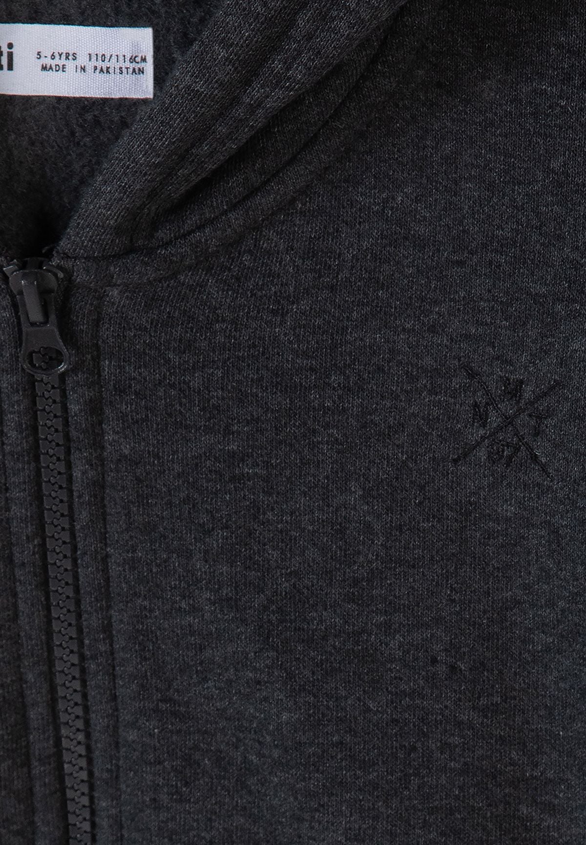 Antracietgrijze trainingsset voor jongens met een hoodie met rits en een joggingbroek, detail van de rits.