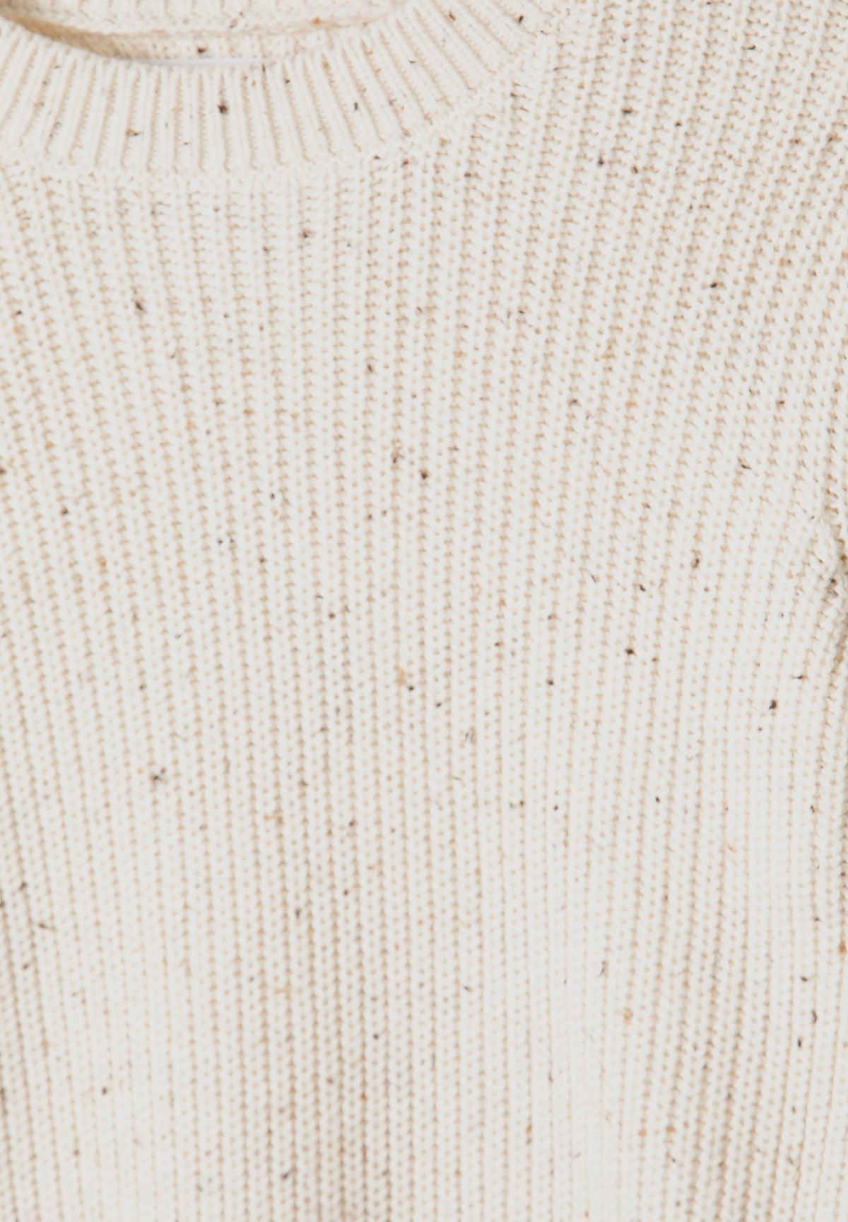 Pull à col rond côtelé écru pour garçon, gros plan sur le tricot côtelé.