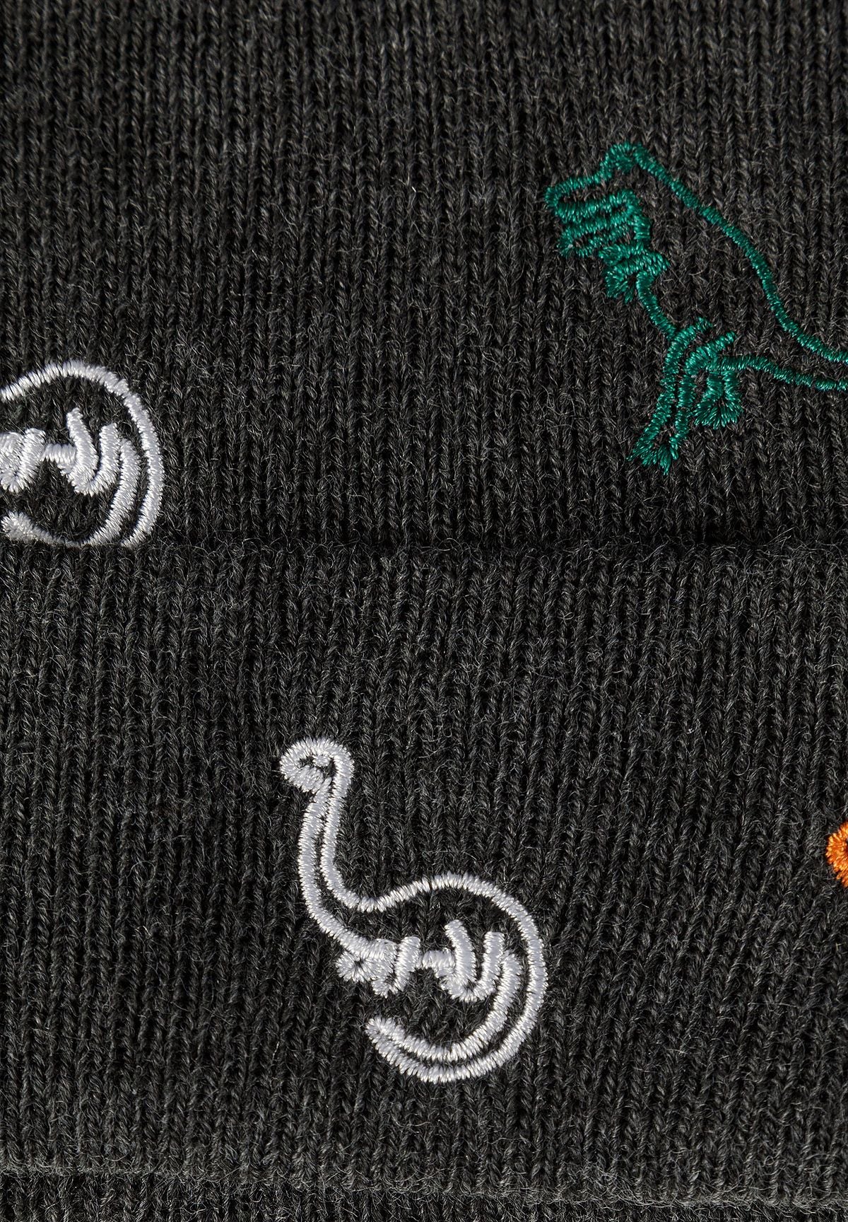 Set aus melierter dunkelgrauer Dinosauriermütze und Schlauchschal für Jungen, Nahaufnahme der Dinosaurierstickerei.