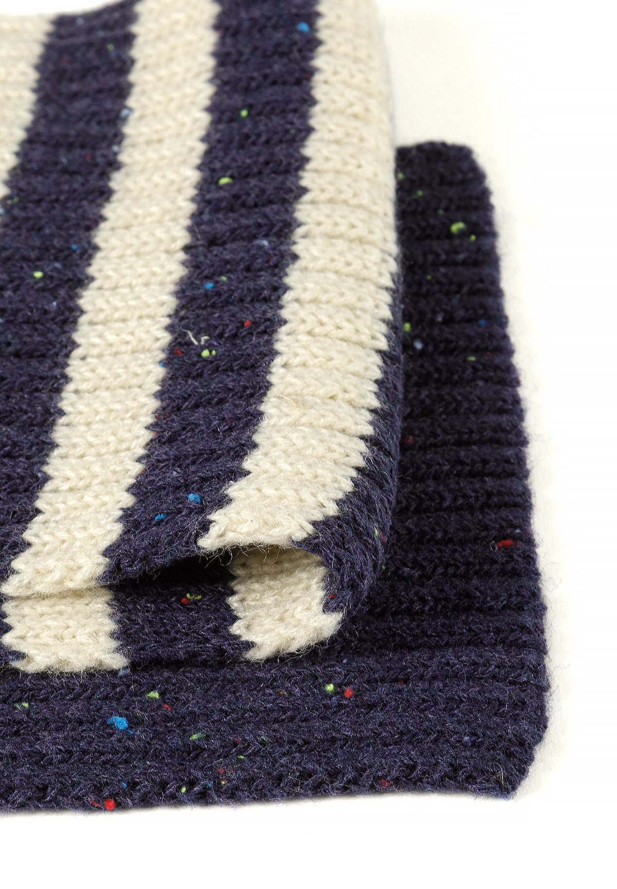 Set aus Mütze und Schal für Jungen in Marineblau und Creme mit Streifen, Nahaufnahme der Streifen auf dem Schal.