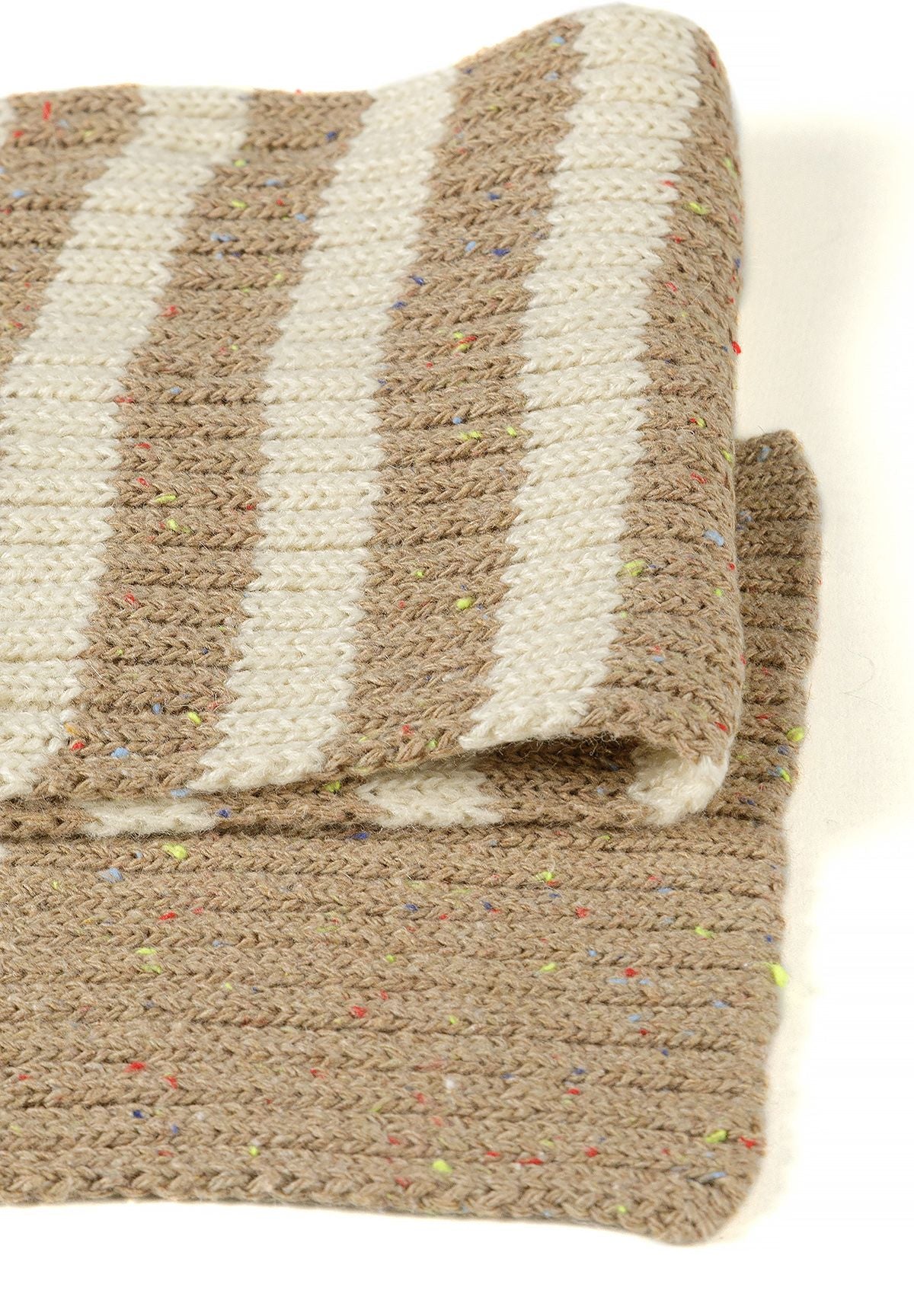 Beige-cremefarben gestreiftes Mützen- und Schal-Set für Jungen, Nahaufnahme der Streifen am Schal.