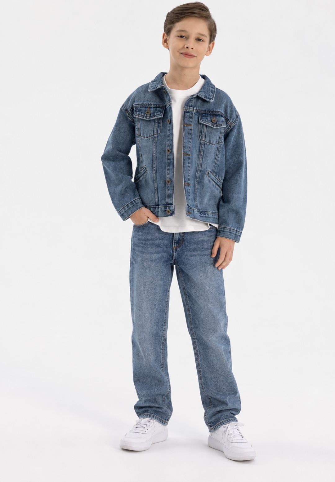 Boys' denim jacket in blue with metal buttons and buttoned chest flap pockets