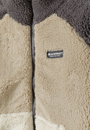 Kurtka z misia z kontrastową kieszenią i naszywką