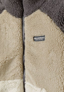 Kurtka z misia z kontrastową kieszenią i naszywką