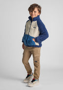 Kurtka z misia z kontrastową kieszenią i naszywką