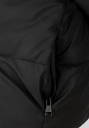 Czarna krótka pikowana kurtka z kapturem i stójką