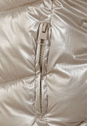 Kurtka z metalicznym połyskiem i futerkiem