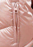 Kurtka z metalicznym połyskiem i futerkiem