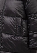 Długa pikowana kurtka z futerkiem i naszywką