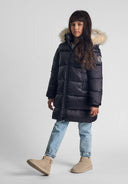 Długa pikowana kurtka z futerkiem i naszywką