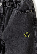 Spodnie jeansowe z elastyczną talią i nadrukami