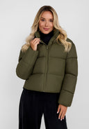 Krótka pikowana kurtka z kapturem i stójką