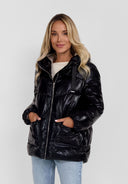 Krótka pikowana kurtka z kapturem i kieszeniami