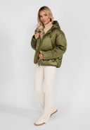 Krótka błyszcząca kurtka z pikowaniem i kapturem