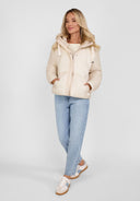 Krótka błyszcząca kurtka z pikowaniem i kapturem