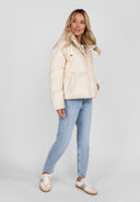 Krótka błyszcząca kurtka z pikowaniem i kapturem