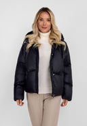 Krótka błyszcząca kurtka z pikowaniem i kapturem