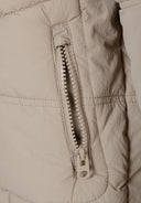 Kurtka pikowana z kapturem i kieszeniami na suwaki