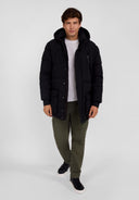 Długa kurtka ocieplana z kieszeniami i polarową podszewką