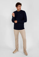 Sweter z okrągłym dekoltem i haftem na piersi