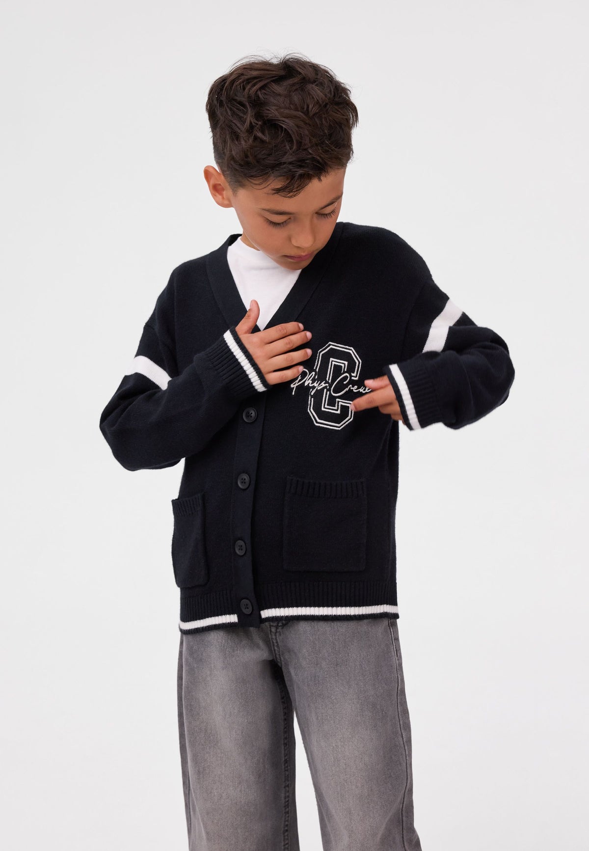 Boys' black cardigan with varsity stripes and patch pockets – Minoti 34KNIT401, 3