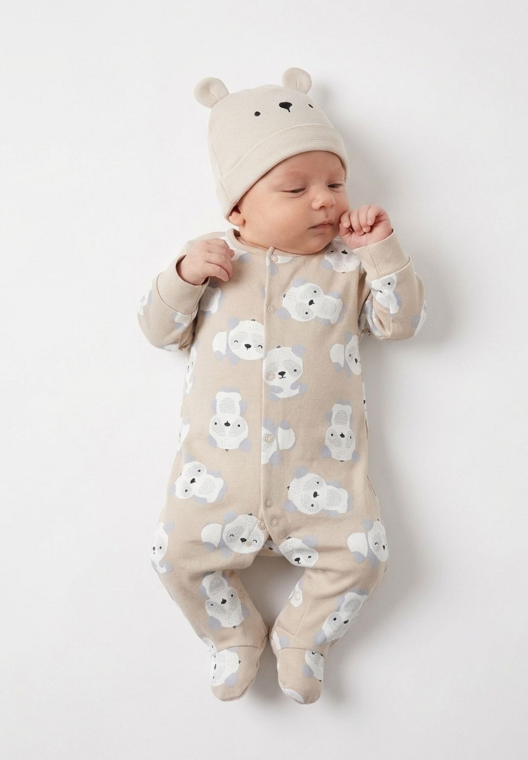 Beige 5-delige cadeauset met babybeertjesprint, vooraanzicht op model.